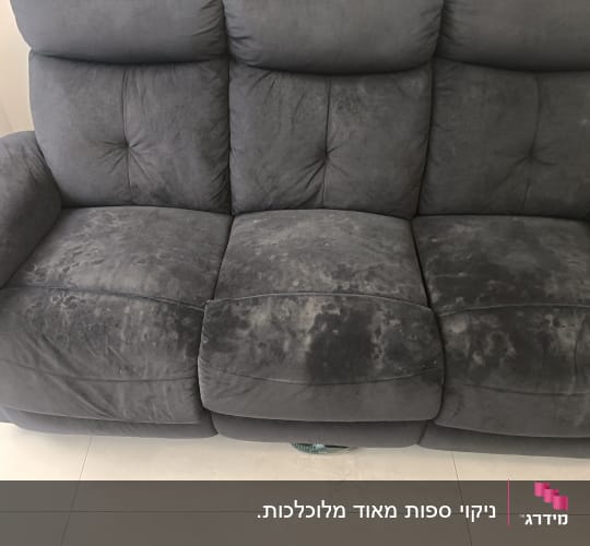 ספת בד אפורה כהה במהלך תהליך ניקוי רטוב